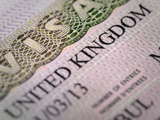 انتقاد از کوتاه کردن مدت ویزای ۳۰ هزار دانشجو در بریتانیا