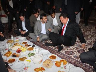 (تصاویر) اصرار احمدی‌نژاد برای نشاندن چهارزانوی هوگو چاوز بر سر سفره غذا!