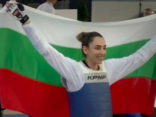 کیمیا علیزاده با پرچم بلغارستان بر بام تکواندوی اروپا ایستاد