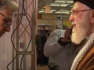 خامنه‌ای به انگشتر فوت کرد و به یک غرفه‌دار نمایشگاه کتاب داد تا برای مادرش ببرد