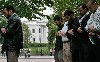 در اعتراض به سیاست آمریکا مسلمانان جلوی کاخ سفید نماز جماعت بر پا کردند - عکس