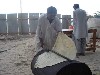 برپا کردن تنور نانوایی صحرایی به روش کارگران پاکستانی - عکس