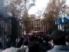 شکستن در دانشگاه امیرکبیر و پیوستن مردم به دانشجویان - ویدیو