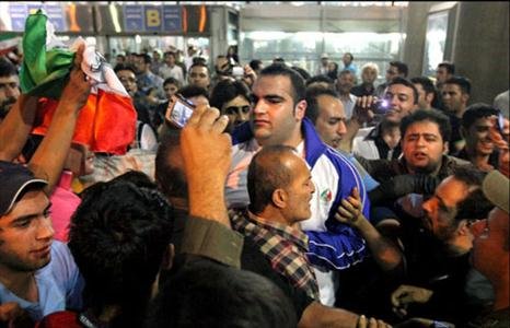 قوی ترین مرد جهان پیراهن پرسپولیس را می پوشد قوی ترین مرد جهان پیراهن پرسپولیس را می پوشد