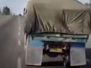 لحظه چپ کردن وحشتناک یک کامیون در ایران