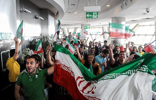 شادی ایرانی‌ها برای صعود تیم ملی به جام جهانی ۲۰۱۴