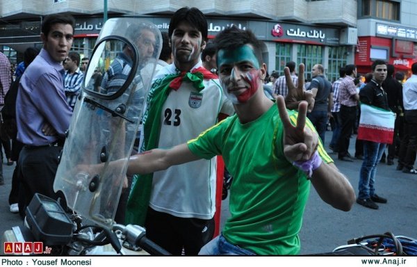شادی ایرانی‌ها برای صعود تیم ملی به جام جهانی ۲۰۱۴