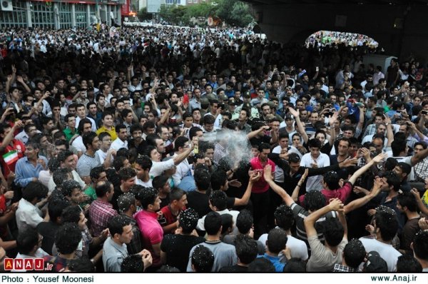 شادی ایرانی‌ها برای صعود تیم ملی به جام جهانی ۲۰۱۴