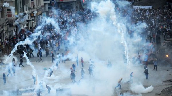 پلیس ترکیه بار دیگر با معترضان در میدان تقسیم درگیر شد پلیس ترکیه بار دیگر با معترضان در میدان تقسیم درگیر شد