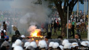 ادامه درگیری در برزیل علی رغم قول مساعدت رییس جمهور به معترضان ادامه درگیری در برزیل علی رغم قول مساعدت رییس جمهور به معترضان