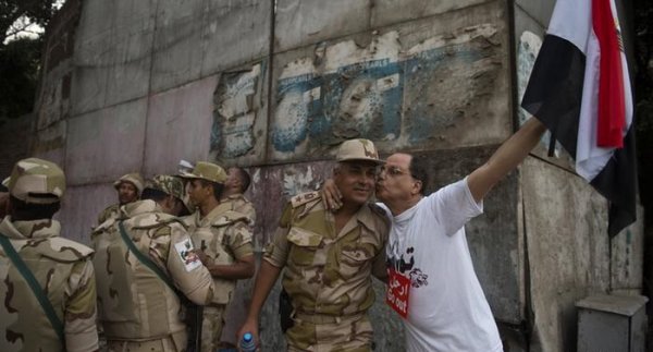 شادمانی مخالفان مرسی در خیابانهای قاهره شادمانی مخالفان مرسی در خیابانهای قاهره