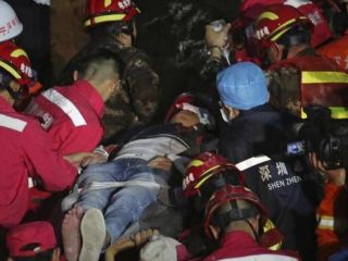مردی چینی بعد از ۷۰ ساعت از زیر آوار نجات داده شد