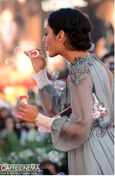 تصاویر گل شیفته فراهانی در افتتاحیه و اختتامیه جشنواره ونیز و همچنین حباب بازی او بر روی فرش قرمز