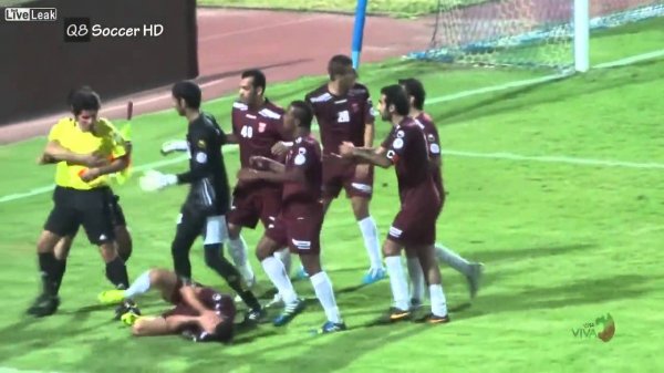 داور بازی النصر و العربی کویت , بازیکن خطاکار را مشت زد و اخراج کرد