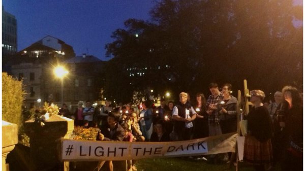 صدها شمع در گوشه و کنار استرالیا به یاد رضا براتی