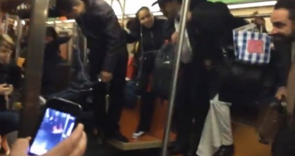 یک موش بزرگ در متروی نیویورک , مسافران را به بالای صندلی ها فرستاد