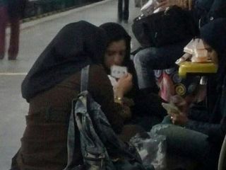 عکس روز : ورق بازی دخترها در متروی تهران