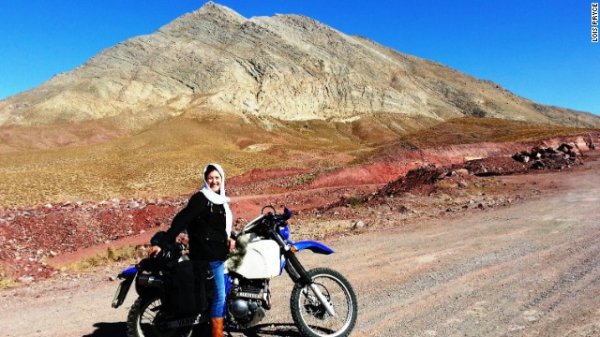 زن انگلیسی که دو ماه ایران را با موتور گشت