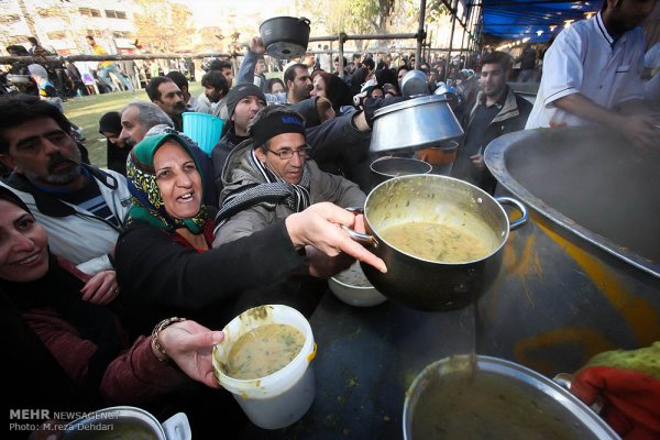 توزیع بزرگترین طبخ نذری دنیا پس از هشت ساعت به پایان رسید + عکس صف آش