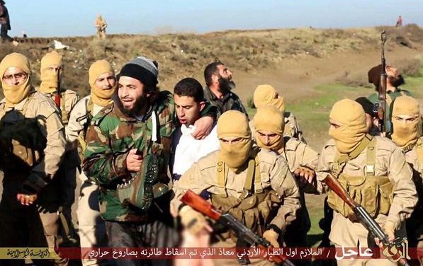 پدر خلبان اردنی: پسرم مهمان داعش است/ نظرسنجی داعش: چگونه بکشیمش؟ / کمپین اردنی‌ها برای حمایت از خلبان اسیر