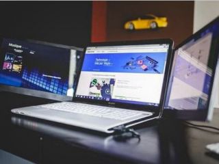 رایانه‌ای با سه نمایشگر