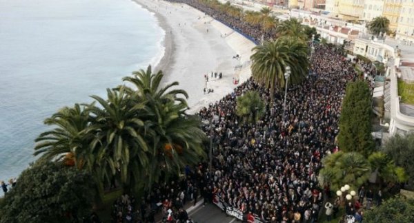 صدها هزار فرانسوی در سکوت راهپیمایی کردند صدها هزار فرانسوی در سکوت راهپیمایی کردند