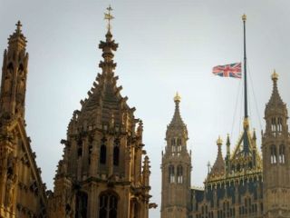 انتقاد از نیمه‌افراشته کردن پرچم‌ بریتانیا برای درگذشت پادشاه عربستان