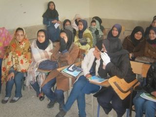 دانش آموزانی که با پتو به مدرسه می روند