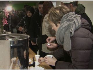 دعوت غیر مسلمانان به مساجد بریتانیا برای چای و شیرینی - ویدیو