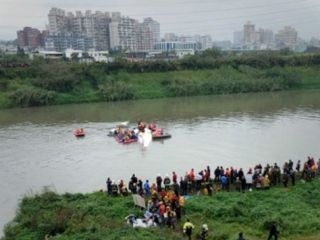 هواپیمای تایوانی پس از برخورد با پل در رودخانه سقوط کرد