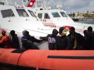 دو قایق حامل بیش از ۲۰۰ مهاجر در دریای مدیترانه غرق شد