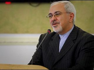 ظریف : رهبر فرمودند چرا در جلسه داد می زنی ؟ همین جوری لبخند بزن و حرفت را بزن