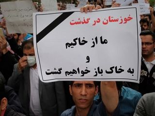 تجمع اهوازی‌ها در اعتراض به بی‌توجهی مسئولان به گرد و خاک.