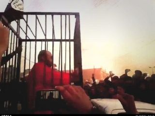 داعشی‌ها ۱۷ پیشمرگ را در قفس سوزاندند