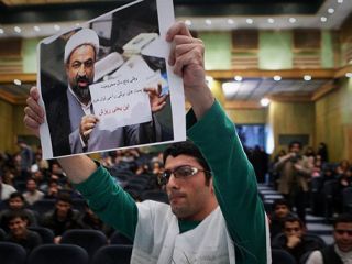 اعتراض دانشجوی کفن‌پوش به رسایی