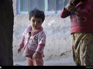 دختر ۲ ساله، غرق در اعتیاد و گدایی!