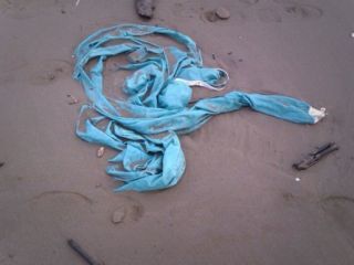 دفع زباله های بیمارستانی آلوده در دریای خزر - عکس