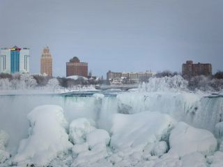 آبشار نیاگارا بر اثر سرمای کم‌سابقه یخ بست