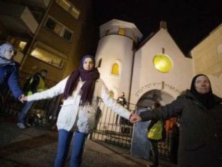 نروژ: زنجیره انسانی مسلمانان در اطراف عبادتگاه یهودیان