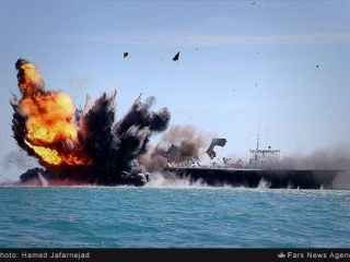 تصاویری از انهدام ماکت ناو هواپیمابر آمریکایی در مانور بزرگ سپاه در خلیج فارس