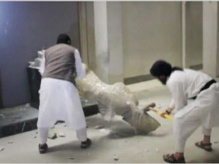 اعضای داعش آثار باستانی موزه موصل را 'نابود کردند'