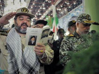 عکس روز : سلام نظامی همراه با قرائت زیارت نامه آیت الله خمینی