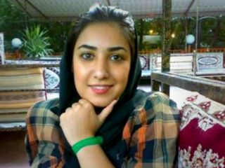 آتنا فرقدانی، فعال مدنی زندانی، 'در پی اعتصاب غذای طولانی به بیمارستان منتقل شد'