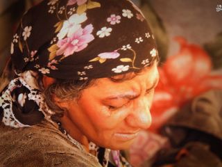 زندگی مشقت بار بانوی ایرانی در چادری پلاستیکی - عکس