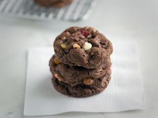 شیرینی شکلاتی با میوه و آجیل