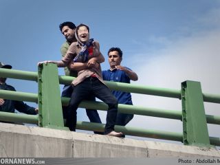 دختر جوانی که قصد خودکشی داشت قبل از پریدن از پل ولایت کرمانشاه نجات یافت + عکس