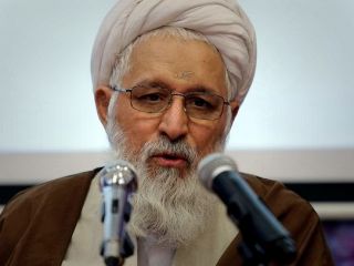 امام جمعه شیراز : اگر کسی حریم ولایت را شکست، باید انتظار داشته باشد که دیگران حریم او را نشکنند؟