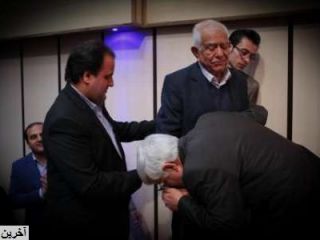 عارف دست معلم خود را بوسید