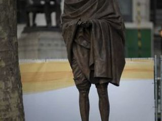 پرده‌برداری از مجسمه مهاتما گاندی در مقابل پارلمان بریتانیا