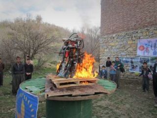 جوان مریوانی قلیان های مغازه خود را آتش زد